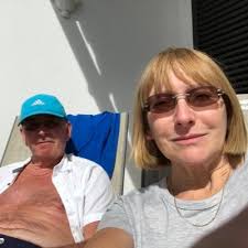 X에서 Empress Bev Evans of Stepney E.1. 👸 님 : "😏"