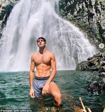 If you find yourself fainted by taylor zakhar perez while watching netflix kiss booth 3, you were definitely not alone. Joey King Beams As She Enjoys A Swim With Hunky The Kissing Booth Co Star Taylor Zakhar Perez Aktuelle Boulevard Nachrichten Und Fotogalerien Zu Stars Sternchen