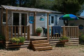 Laurent ournac alias tom s'est refait une petite coupe ! Une Journee Sur Le Tournage De Camping Paradis Magazine Vacansoleil