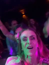 Surpresa realizada com sucesso! 🎉💃, Que noite especial! Celebramos esse  casal maravilhoso, Mari e Raul: 50 anos de vida de cada um e mais 20 anos  de casamento! Foi simplesmente demais — energia e ...