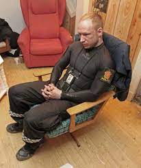 Anders breivik è stato condannato a 21 anni di carcere, massima condanna prevista in norvegia. Fzjmfgpwnzvmjm