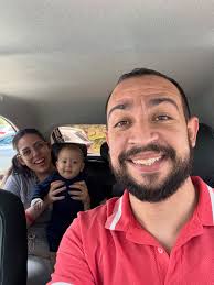 Os últimos dois dias foram daqueles dias que começam normais… e terminam  diferentes para sempre. Foi um segundo. Um descuido mínimo. O Calebe estava  sentadinho no sofá, a Larissa ali do lado.