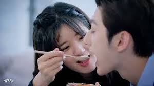 Sinopsis please feel at ease mr ling (2021) sebuah kisah tentang bagaimana 'kelinci' membawa pulang 'serigala jahat' mengikuti seorang wanita muda bernama gu an xin yang kebetulan bertemu dengan eksekutif jagoan ling yue setelah dia mengalami kecelakaan. Drama China
