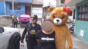 Video | Policía peruano se disfraza de oso para atrapar a narcotraficante en día de San Valentín | Contrapunto.com
