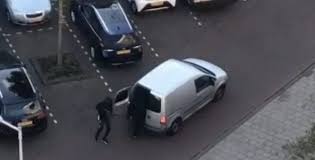 Hij werd in augustus vorig jaar neergeschoten in amsterdam maar raakte slechts gewond. Kogelregen In A Dam Slotervaart Drie Verdachten Opgepakt Video Crimesite