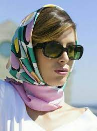 Grace kelly remains one of the most fashionable icons of our time. Pin Von Courtney Wong Auf Satky Scarf Kopftucher Seidentuch Kopftuch