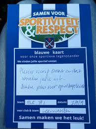 Een rode kaart wordt bij veel sporten gebruikt om een speler te straffen door deze uit het veld te sturen. Martijn Mollers On Twitter Hockey Kent Groene Gele En Rode Kaarten Een Blauwe Kaart Had Ik Nog Nooit Gezien Maar Kregen We Gisteren Van De Tegenstanders Van Het Jeugdteam Van Mijn Zoon