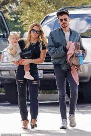 Hilary duff reveals the 'lizzie mcguire' revival is not happening after failing to agree with disney. Hilary Duff Looks Chic As She Enjoys An Afternoon With Her Husband Matthew Koma And Daughter Banks Daily Mail Online