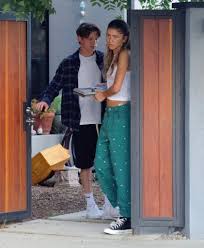Tom holland and zendaya were just spotted making out in los angeles, and fans are concerned for jake gyllenhaal on twitter. Shlbhrkthaov0m