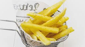 Perfora la patata con un tenedor. Patatas Fritas En Agua El Truco Para Conseguir Que Queden Mas Crujientes Y Ligeras