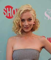 Short Messy Blonde Hair With Deep Side Part Short Wavy Hair How To Curl Short Hair Messy Blonde Hair