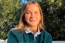 Isabella Meredith's Instagram, Twitter & Facebook