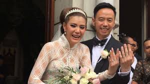 Untuk menjawab pertanyaan tersebut pada dasarnya memang tidak ada aturan khusus, antara cincin yang dipasang ketika tunangan atau ketika menikah. Asal Usul Cincin Kawin Dipakai Di Jari Manis Tangan Kiri
