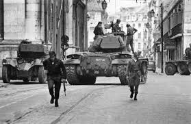 Quando salgueiro maia e o posto de comando ainda estão a suspirar de alívio por ter passado a ameaça da gago coutinho, surgem cinco carros de combate m/47 de cavalaria 7 seguidos de atiradores do. Viva Salgueiro Maia E Seu Estilo Muito Pessoal Viva O 25 De Abril Sempre Abrilabril