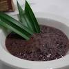 Sajikan bubur dengan saus santan. 1