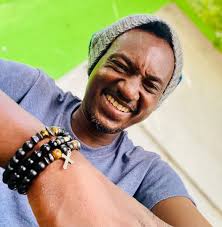 Epi sa ki pi dwòl la, lè foubinis yo wè m pa vini premye jou fòmasyon an,  yo ensiste pou m la dezyèm jou a. Alòske yo te di m fòk m