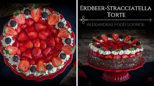 Teilen sie die restlichen erdbeeren in der mitte und streuen sie sie über die mitte des kuchens und verteilen sie die erdbeergelatinesauce oben. Erdbeer Stracciatella Torte Mit Mega Leckeren Biskuitboden Youtube