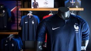 Arborez fièrement les couleurs de votre équipe et fêtez la victoire de la coupe du monde 20 ans après 1998. Equipe De France 130 000 Maillots Deux Etoiles Bientot En Vente