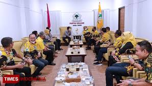 Jawa tengah, kantor walikota di indonesia, kantor walikota di jateng, purwokerto. Safari Politik Ke Golkar Jatim Kunjungan Emil Dardak Sudah Seizin Khofifah Times Indonesia