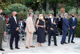 Ο κωνσταντίνος καραμανλής, συνοδευόμενος από τον δημοσιογράφο και στενό του συνεργάτη παναγιώτη λαμπρία, αποβιβάζεται από αεροσκάφος στο αεροδρόμιο του ελληνικού, όπου του επιφυλάσσεται αποθεωτική υποδοχή από το συγκεντρωμένο πλήθος. Uhm 11b W 6ktm