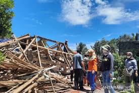 Kedalaman dangkal sebanyak 107 kejadian, dan menengah delapan kali. 2 511 Rumah Di Lumajang Rusak Akibat Gempa Bumi Antara News Aceh