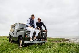Hij vindt dat de maatregelen rond het coronavirus vooral één kleine groep beschermen. Fotoverhaal Jort Kelder Hoort Bij Terschelling Net Als Zijn Land Rover