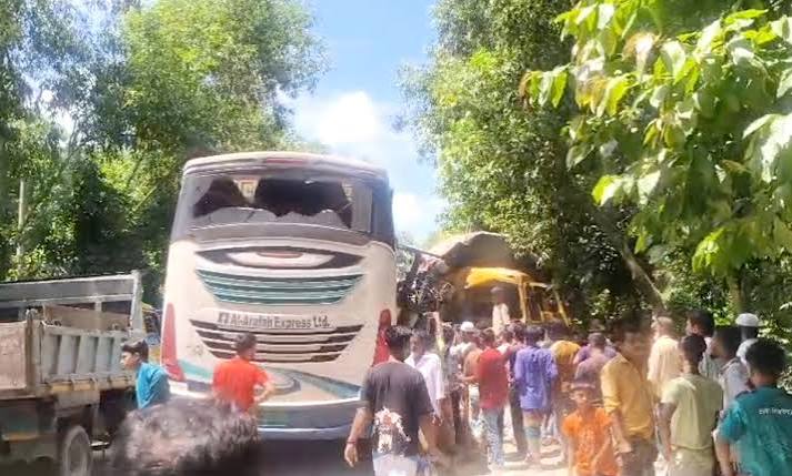চাঁদপুরে বাস-ট্রাক মুখোমুখি সংঘর্ষে নিহত ৩, আহত ১৮