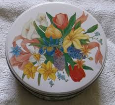 Plåtburk med vackra blommor. Tulpan Lilja Iris ..