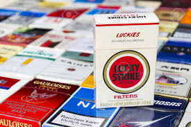 Prag Tschechische Republik 25 Marz Lucky Strike Pack Auf Viele Verschiedene Zigaretten Fotografiert Am 25 Marz 2017 In Prag Tschechische Republik Lizenzfreie Fotos Bilder Und Stock Fotografie Image 78511172