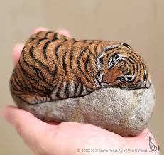Each of these art lessons illustrates and explains the step by step techniques involved in drawing or painting a particular animal. Artist Akie Nakata Sells Her Stone Art Almost Instantly Through Facebook