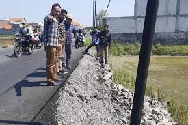 Sosok Abdullah Hamdi Kritis dan Awasi Pembangunan Demi Kemajuan Kabupaten  Gresik Raih Penghargaan di Radar Surabaya Award 2024