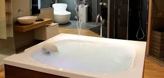 Per il riempimento dell'acqua, un getto a cascata. Vendita Vasche Idromassaggio Milano Cabine Doccia Idromassaggi Forniture
