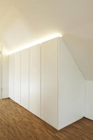 Begehbarer schrank dachschräge wenn sie in einer wohnung mit dachschrägen wohnen und über einen begehbaren kleiderschrank nachdenken, kann sie dies oft vor eine herausforderung stellen. Diese Ankleide Besteht Aus Einem Offen Zentralen Kleiderschrank Des Weiteren Si Kleiderschrank Fur Dachschrage Begehbarer Kleiderschrank Dachschrage Ankleide