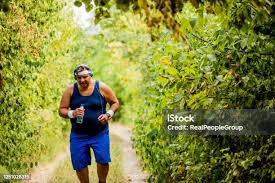 Kilolu Adam Koşu Outdoors Spor Giyim Giymiş Yaşlı Adam Runner Açık Stok  Fotoğraflar & 50-59 Yaş Arası'nin Daha Fazla Resimleri