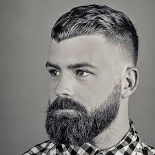 Trendige Ponyfrisur Mit Seitlichem Schnitt Und Vollbart Bartstile Fur Manner Fade Haarschnitte Fur Herren Haarschnitt