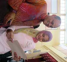 Saksikan mereka berdua menghiasi berita tv9 sebagai pembaca berita jam 12 tengahari, setiap hari. 23 December 2010 Warta 9