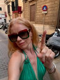 QUIRKY LUXURY Luxury doesn't have to be boring! There's something wonderful  about experimenting with statement, fun furniture pieces in a luxurious  modern setting. Being able to express your personality in your home