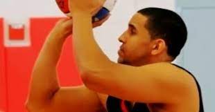 Kompetensi yang harus dikuasai adalah melakukan varisai gerak spesifik melempar bola melalui atas kepala. Gerak Spesifik Permainan Bola Basket