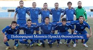 ΑΕΠ Ηρακλής 1908, 2012. Γ΄Εθνική ποδοσφαίρου. Φανέλες Cap. Όρθιοι: Γιώργος Δεληζήσης, Νίκος Σαββίδης, Κώστας Οικονόμου, Μιλτιάδης Σαπάνης, Διονύσης Χασιώτης, Χρήστος Κελπέκης. Καθιστοί: Ραφαήλ Γούτσιος, Νίκος Τροΐρης, Γιώργος Γούλας, Μπάμπης Πετράκος ...