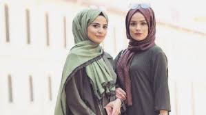Baju couple bareng temen / prilly latuconsina ngegas. Tampil Serasi Bareng Sahabat Dengan Busana Monokrom Ala Hijaber Fashion Beauty Liputan6 Com