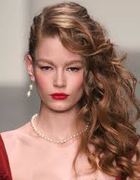 Coiffure de soirée tendance 2017 : Coiffure Soiree Cheveux Boucles 40 Coiffures De Soiree Cool Ou Sophistiquees Elle