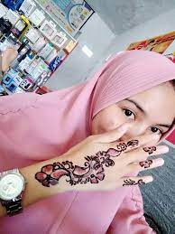 Umumnya henna ini sudah dikenal oleh masyarakat di dunia sudah sejak lama dan diperoleh dari tanaman lawsonia genus, orang indonesia biasa menyebut. Fii Henna Art Community Facebook