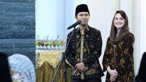 Emil dardak memiliki jejak politik yang tak jauh berbeda dengan jokowi. Alasan Emil Dardak Arumi Bachsin Pilih Rumah Di Margorejo Indah Sebagai Tempat Tinggal Wagub Jatim Surya