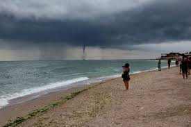 Marea neagra sau marea continentala situate intre europa(se),si asia(v),pe paralela de 45 grade;se leaga cu marea marmara(sv)prin stramtoarea bosfor si cu marea azov,prin. Marea NeagrÄƒ Itinerarii Pontice