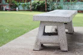 Großverkauf steintisch garten aus china steintisch garten großhändler über großverkauf, großverkauf und mehr bei alibaba.com. Weiss Steintisch Und Stuhl Im Garten Des Landhauses Lizenzfreie Fotos Bilder Und Stock Fotografie Image 29041080