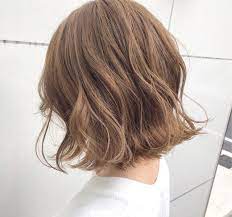 簡単巻きで外ハネお洒落ボブ 切りっぱなしボブや外ハネボブをしてみたいけど スタイリングの仕方も分からないし なかなか踏み込めない と思った事はございませんか そんな方は是非お任せください ボブは長さの調整や簡単スタイリン ボブ