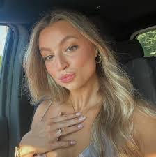 Katelyn Abrams's Instagram, Twitter & Facebook