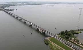 De haringvliet brug gaat regelmatig open, tot 2008 om het hele uur (behalve om 16.00 en 17.00 uur i.v.m. Haringvlietbrug Wsv De Put
