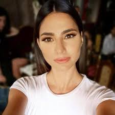 Η laloo cosmetics με γνώμονα την αγάπη της προς τη γυναίκα και τη μόδα, και το πάθος της για δύναμη και υπεροχή. H Hliana Papagewrgioy Ekopse Ta Mallia Ths Sth Nea Yorkh Omorfia Mallia Beautybooking Gr