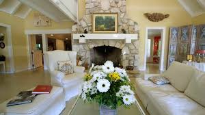 Арабский верблюд живет в северной африке и на ближнем востоке. Inside Doris Day S Sunny Yellow House In Carmel Hooked On Houses